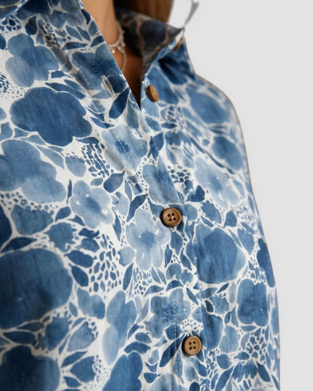 Jensen og Madsen | Dame Blomstret Skjorte Let og Komfortabel Løs Pasform