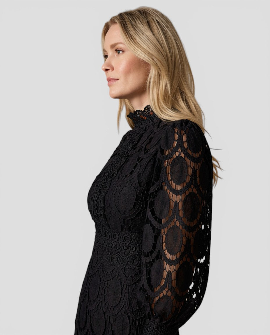 Jensen og Madsen | Dame Midi Kjole med Blonder og Lange Ærmer